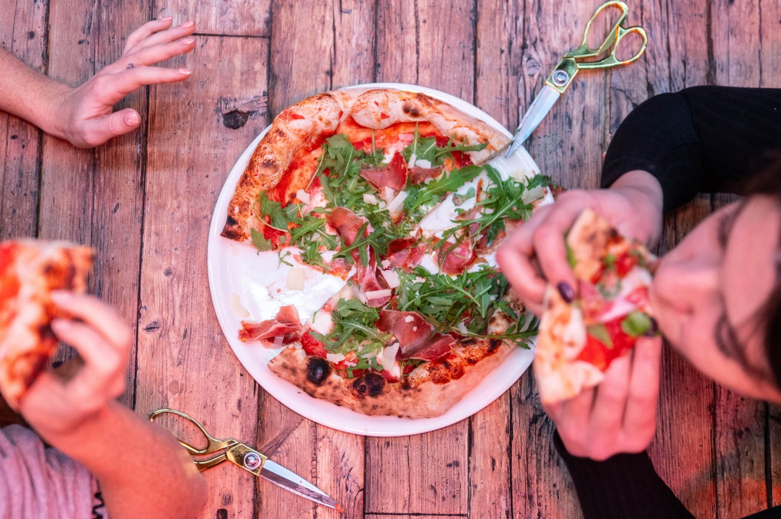 A papírvékonynál azért vastagabb pizzát jól vágja az ikonikus olló