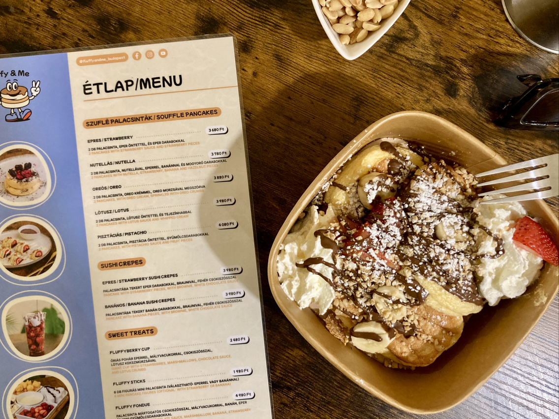 Akinek az édes előtt jólesne egy falat sós, talál az asztalokon mogyorót