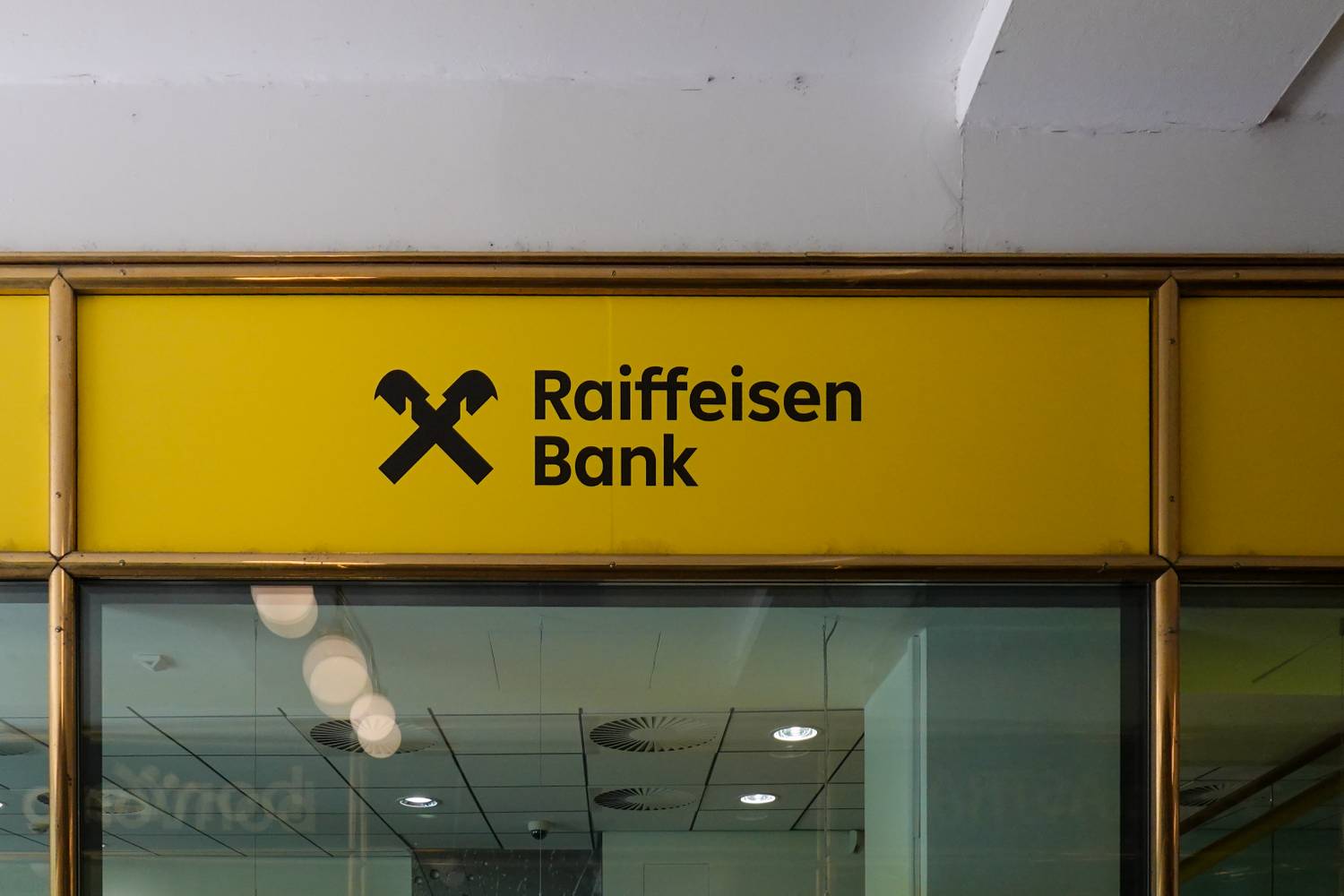 Raiffeisen leáll 08.04-én 1