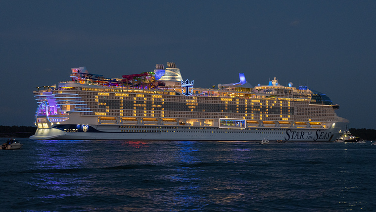A Star of the Seas, amely 20 fedélzettel rendelkezik, és egészen elképesztő, 5000 utas befogadására képes, a múlthéten indult el finnországi építési kikötőjéből az Egyesült Államok partjai felé