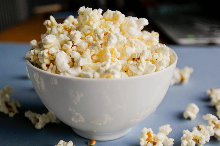 PopcornA popcorn ropogós, teljes kiőrlésű és rostban gazdag snack, mindössze körülbelül 30 kalóriát tartalmaz csészénként
