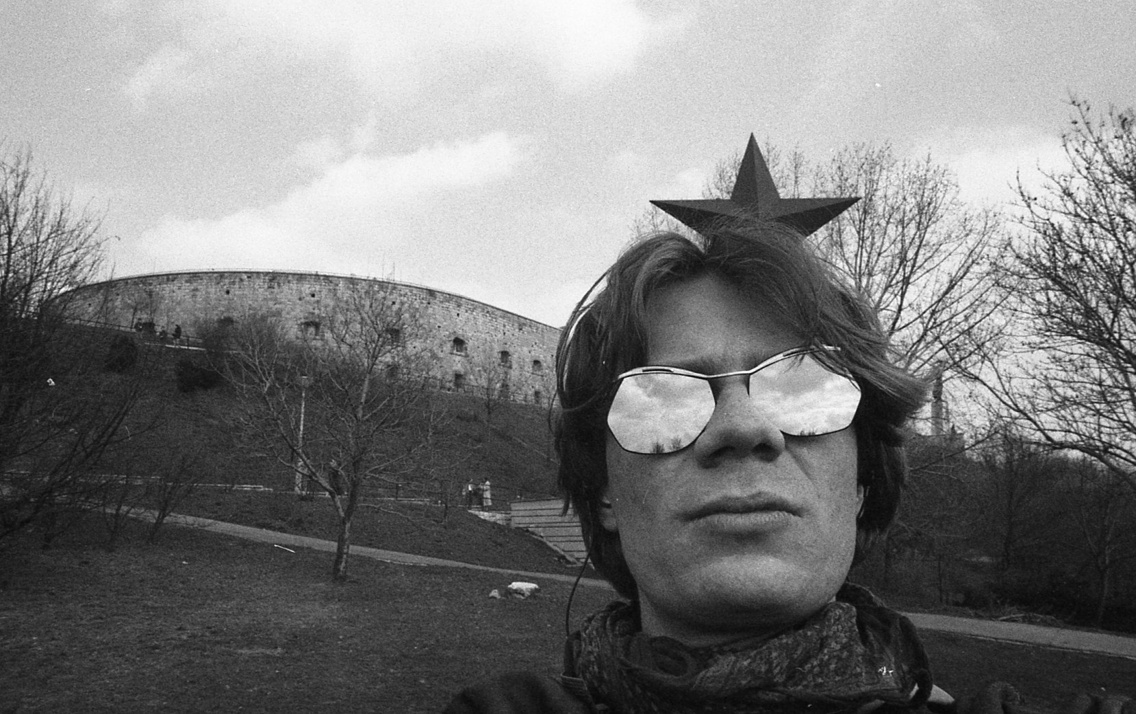 Németh Vladimir (Vova), a Tilos az Á underground szórakozóhely megalapítója. Háttérben a Citadella, 1988