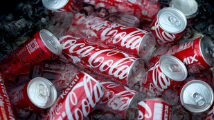 Coca-Cola je ustregla Trumpu in predstavila novo različico pijače s trsnim sladkorjem