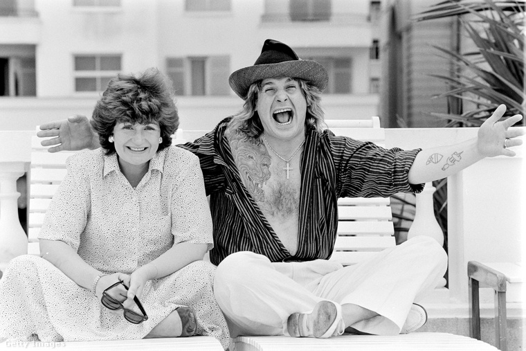 Húst dobált a közönségreAz 1980-as évek elején Ozzy Osbourne a Diary of a Madman elnevezésű turnéja során egy katapult segítségével húsdarabokat dobált a közönségre