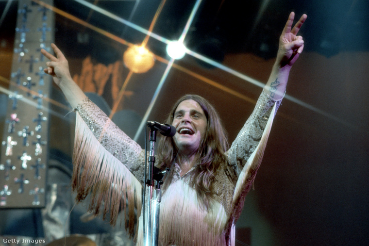 Leharapta egy galamb fejétA CBS Records egyik megbeszélésén Ozzy Osbourne, aki akkor szólóénekesként tevékenykedett, elővett egy galambot, aminek leharapta a fejét majd az asztalra dobta