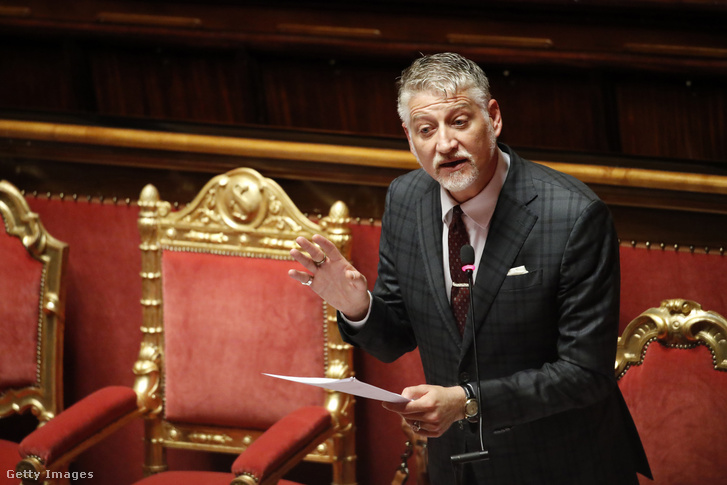 Alessandro Giuli kulturális miniszter a szenátusi ülésteremben tartott kérdések óráján 2025. június 26-án