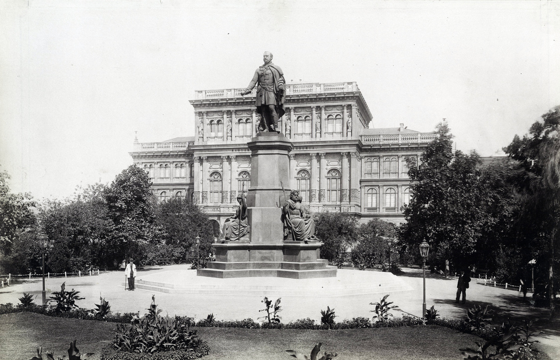 Széchenyi István szobra (Engel József, 1880), mögötte pedig a Magyar Tudományos Akadémia 1890 körül