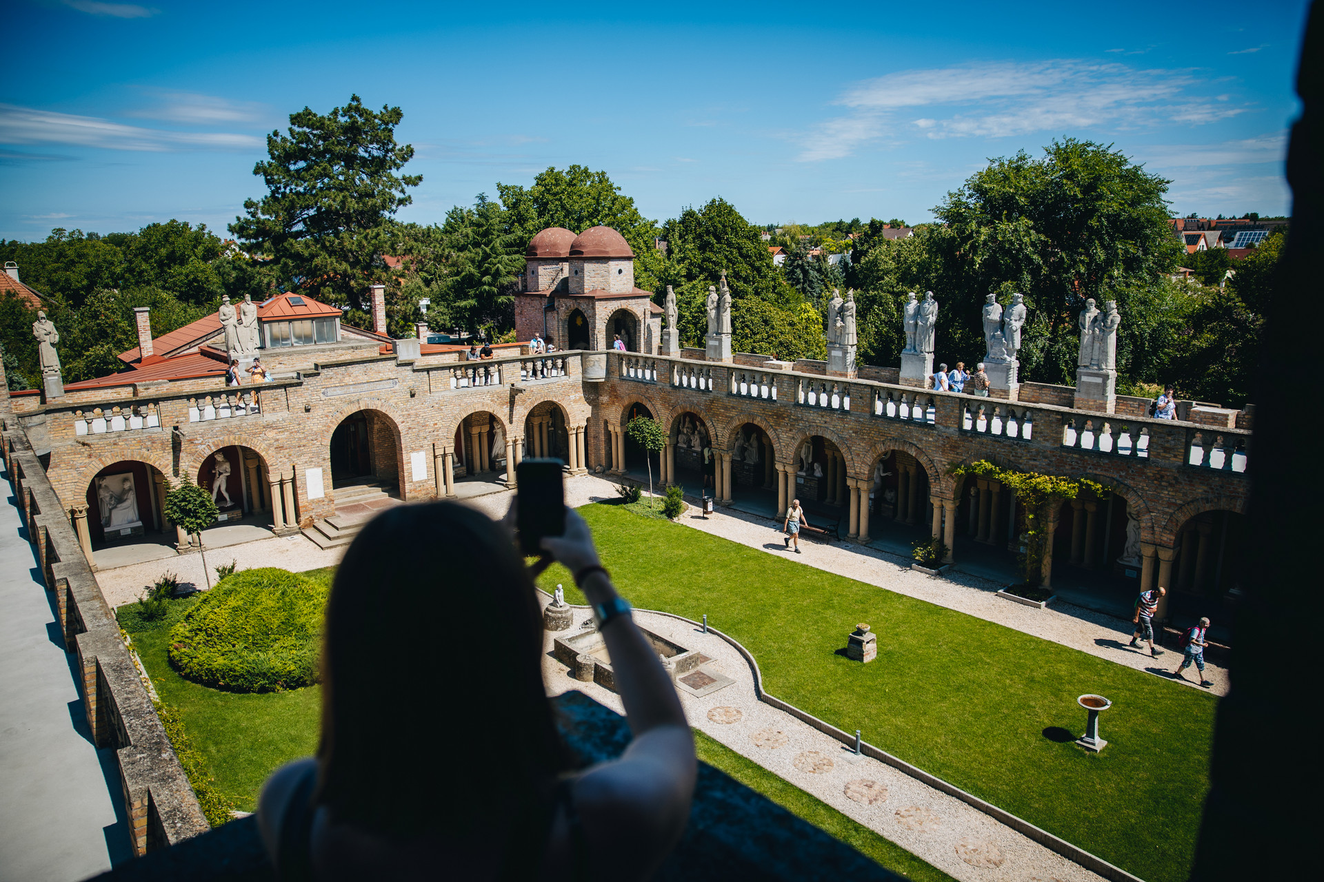 Fent a magyar történelem nagy alakjai, lent a legkülönfélébb szobrok gipszmásolatai