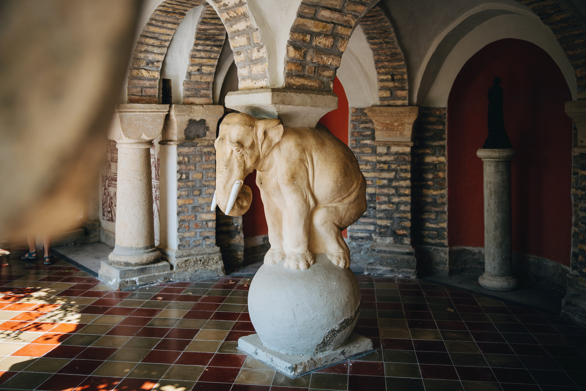 Bory szerint az egész várat ez az elefánt tartja a hátán