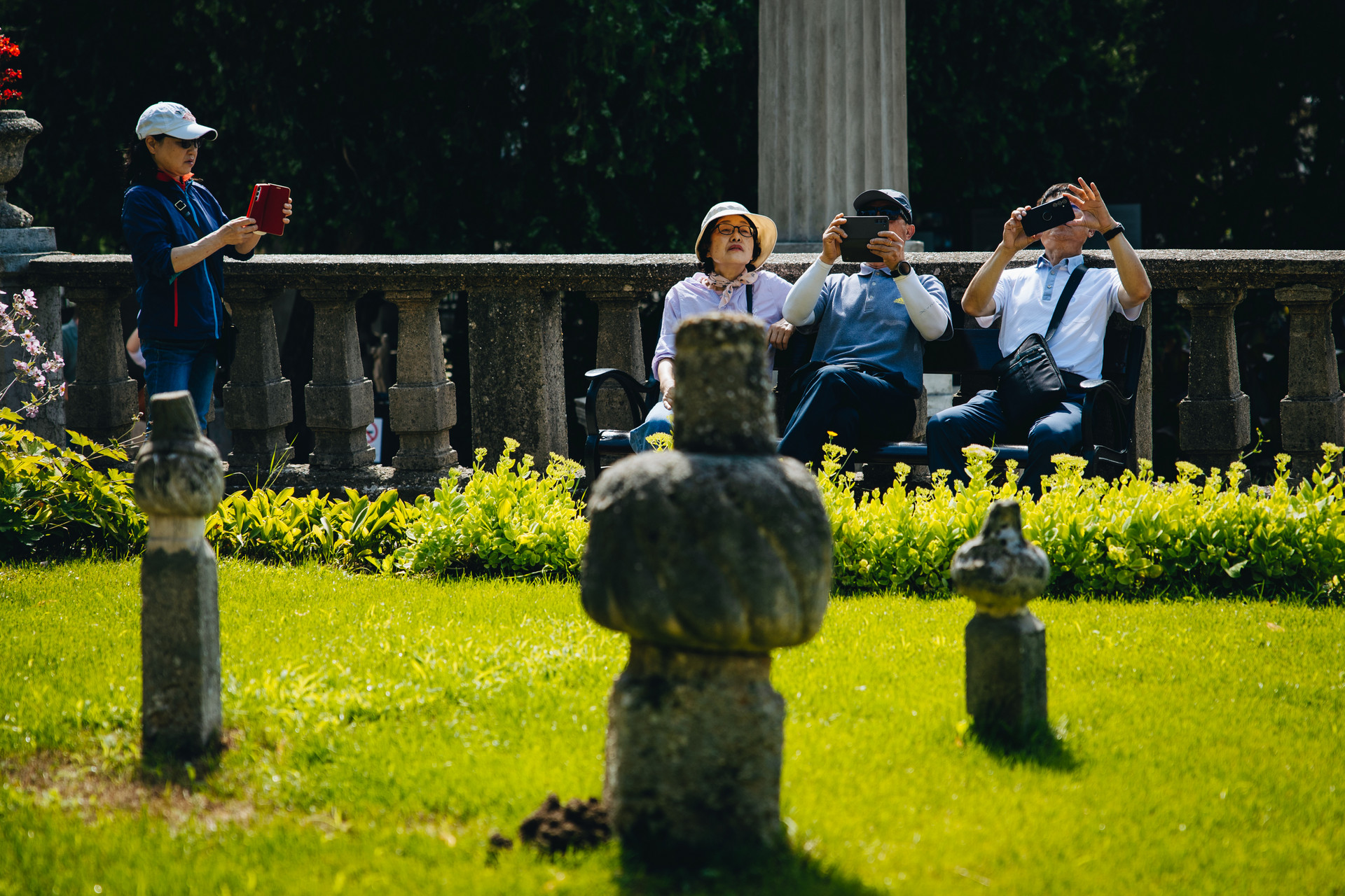 A török kori, turbános sírköveket Bory Jenő Szarajevóból hozta, kivéve a legnagyobbat, azt a szomszédjától kapta