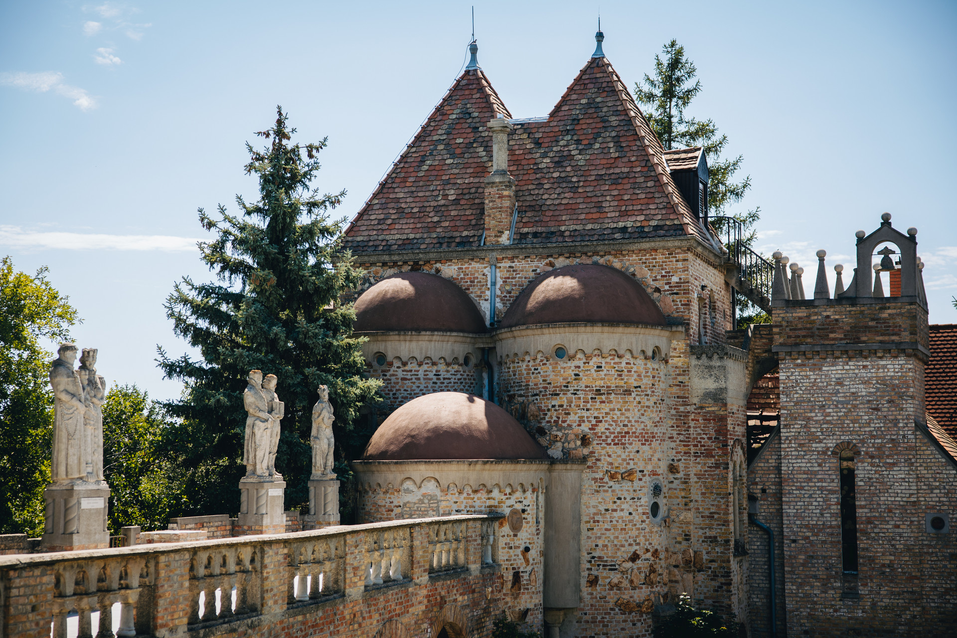 A lakótorony megjelenése a családot jelképezi