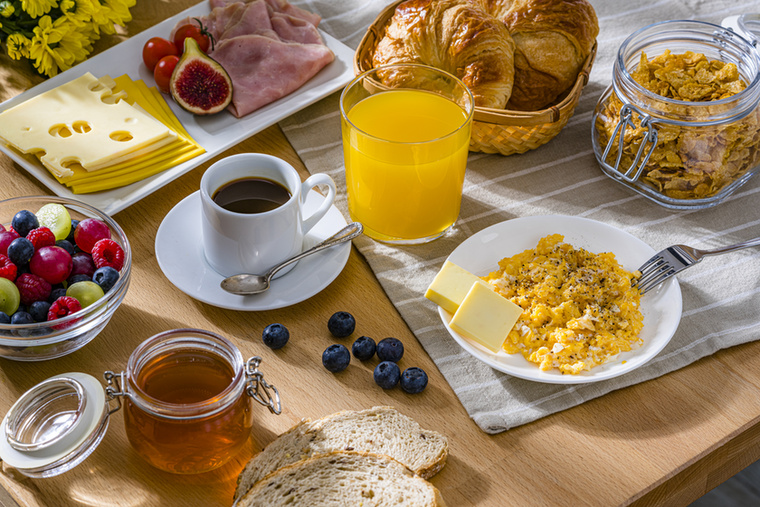 Sokan hiszik, hogy a tökéletes alak titka kizárólag a mozgásban vagy a szigorú diétában rejlik, pedig van egy gyakran figyelmen kívül hagyott tényező,még pedig  a reggeli szokásaink