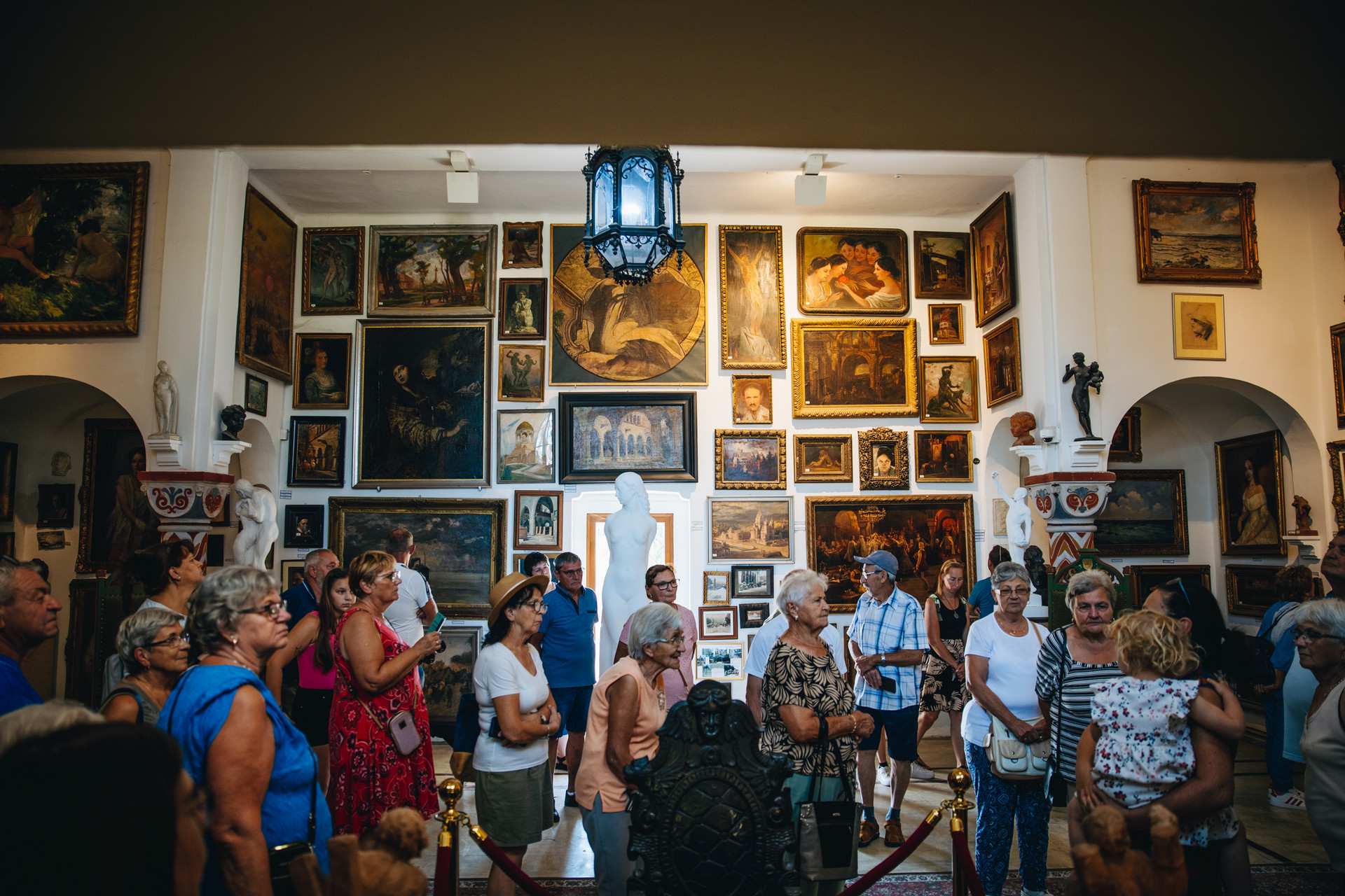 A galériában Bory és felesége, valamint kortárs művészek festményei és szobrai láthatók