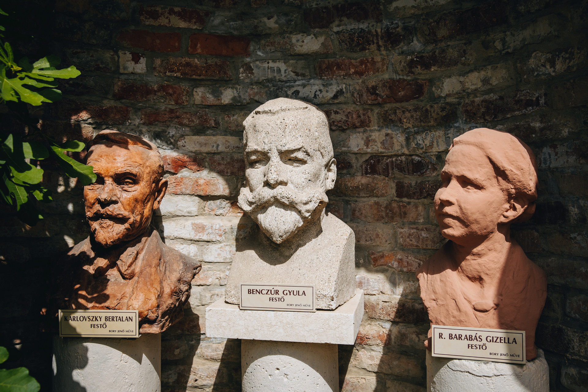 A támfal alatt Bory Jenő kortársairól készített mellszobrok láthatók