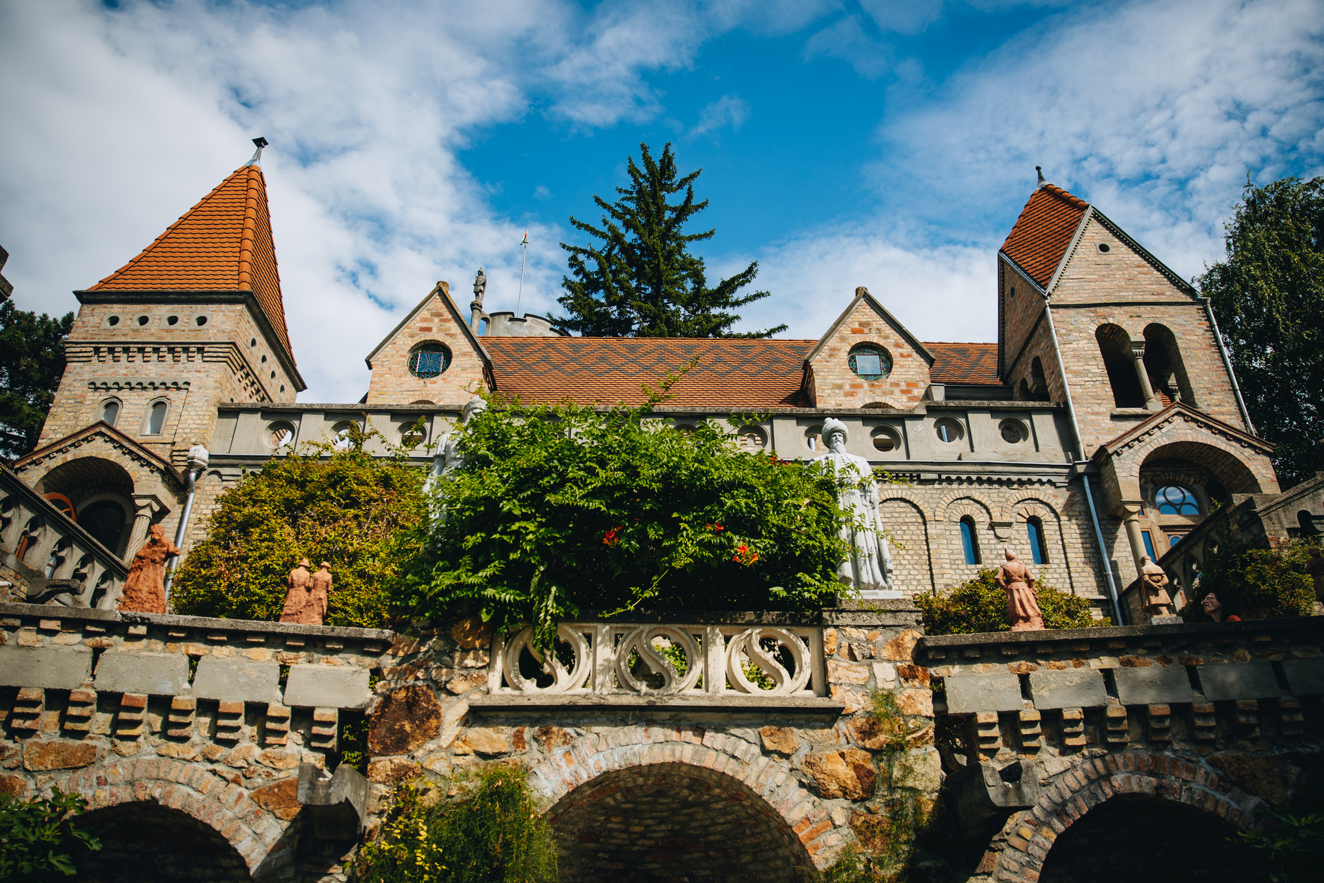 A saját kezével építette a várat