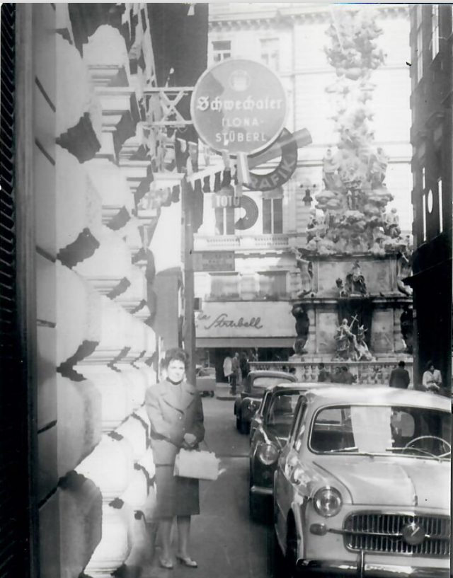 Thiry Ilona az Ilona Stüberl előtt, akkor még látogatóban