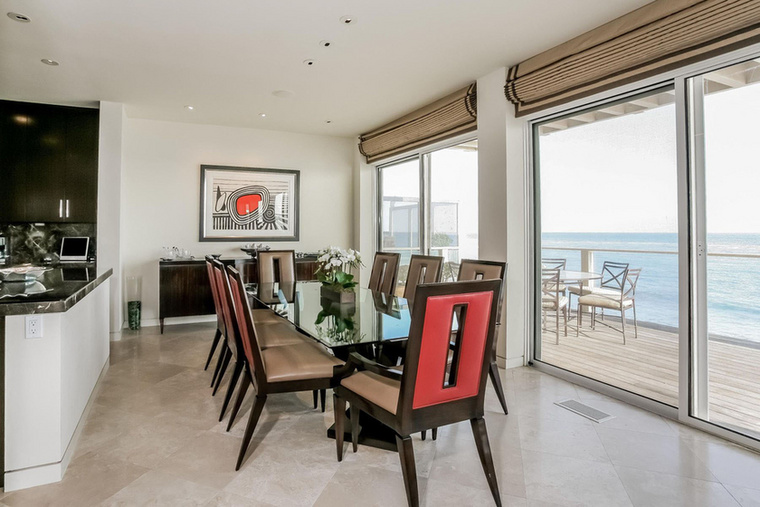 De visszatérve az ingatlanra: a ház összes helyisége világos és ízlésesen berendezett