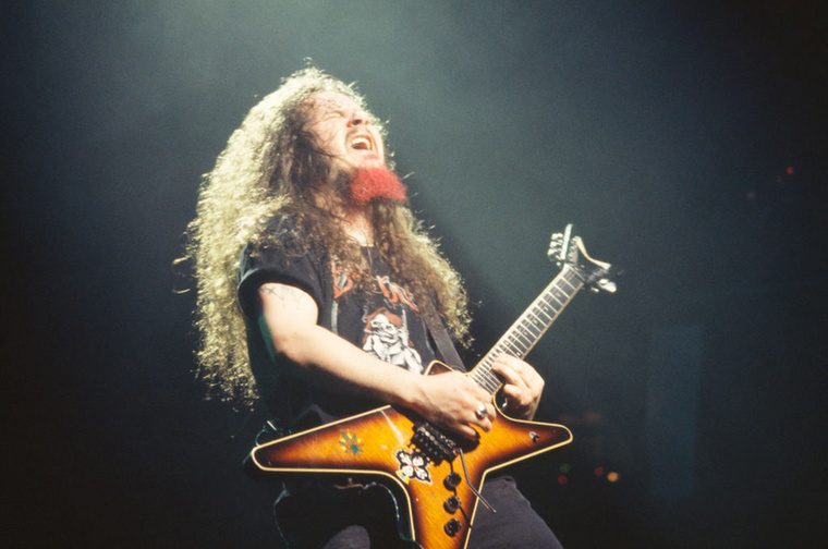 Dimebag Darrell AbbottA Pantera az 1990-es és 2000-es évek egyik legsikeresebb metál zenekara volt, ám történetük tragikus fordulatot vett