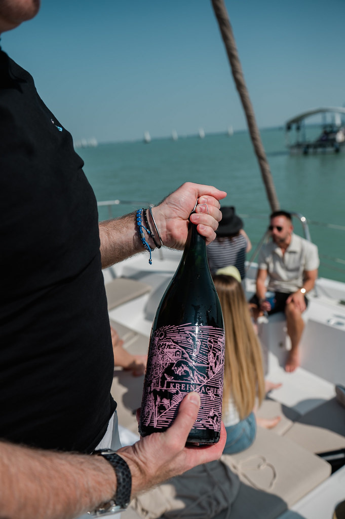 A vitorlásokon is a vendégek rendelkezésére állttak a Kreinbacher Birtok pezsgői
