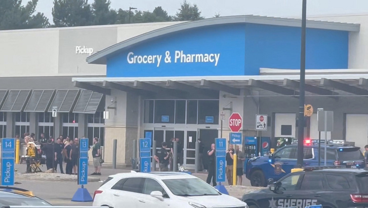 Sürgősségi személyzet áll egy Walmart áruház előtt, ahol késelés történt, Traverse City-ben, Michigan államban 2025. július 26-án