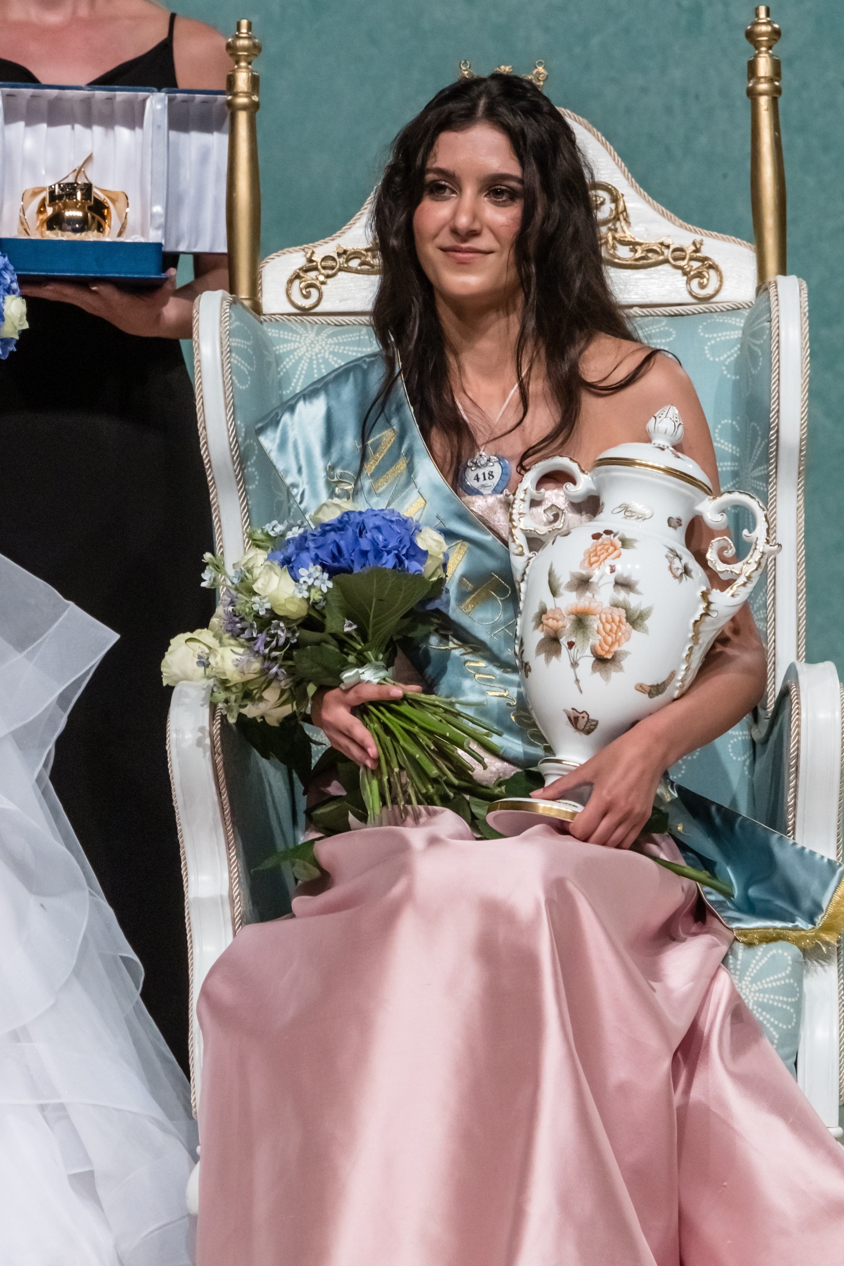 A bál szépe, a budapesti Szabó Laura, elsőbálozó.