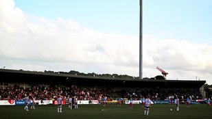 Nasilje pred nogometno tekmo v Dublinu: Napad z raketami in udarci s palicami
