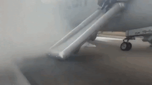 Potniki v Denverju bežali pred ognjem iz letala med vzletom