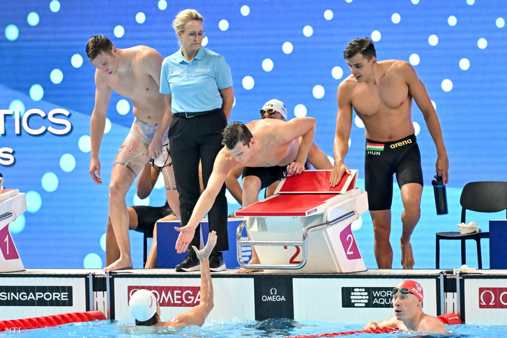Mészáros Dániel (b), Kós Hubert (j2), Németh Nándor (j) és Jászó Ádám (a vízben, b), a férfi 4x100 méteres gyorsváltó tagjai a selejtezőfutam után a szingapúri vizes világbajnokságon a World Aquatics Arénában 2025. július 27-én