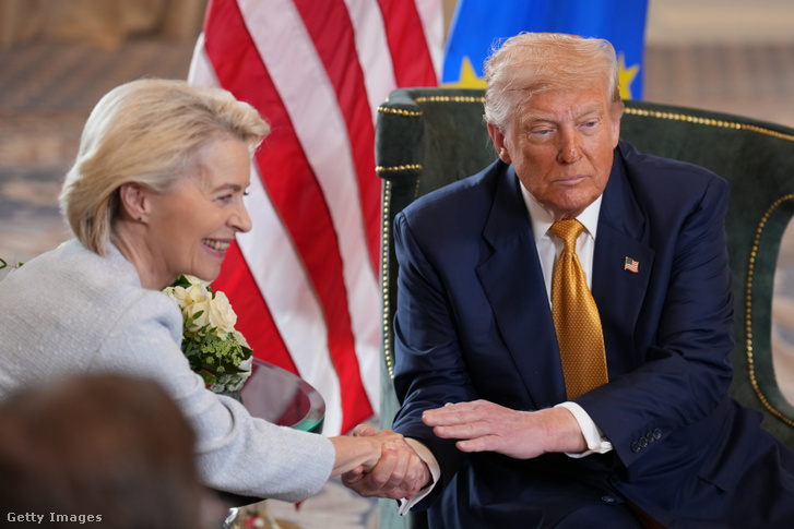 Donald Trump amerikai elnök és Ursula von der Leyen, az Európai Bizottság elnöke 2025. július 27-én Turnberry, Skóciában