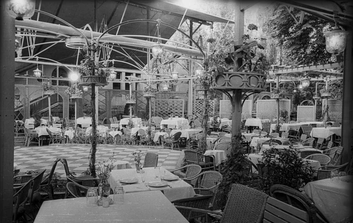 Városligeti (Gorkij) fasor 35/B, a Moszkva étterem kerthelyisége, 1959