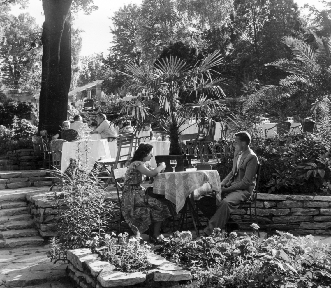 Hűvösvölgyi út (Vörös Hadsereg útja) 36., a Budagyöngye étterem kerthelyisége, 1955
