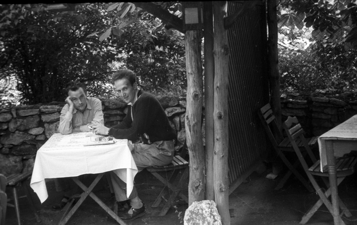 Jobbra Sándor György, az Esti Hírlap fotóriportere, 1957