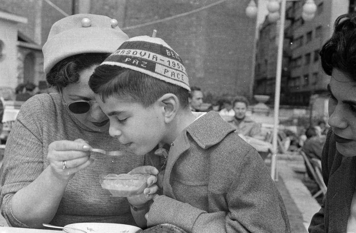 Dunakert a Duna Szálló déli falánál, a Duna-korzó és az Apáczai Csere János utca között, 1955