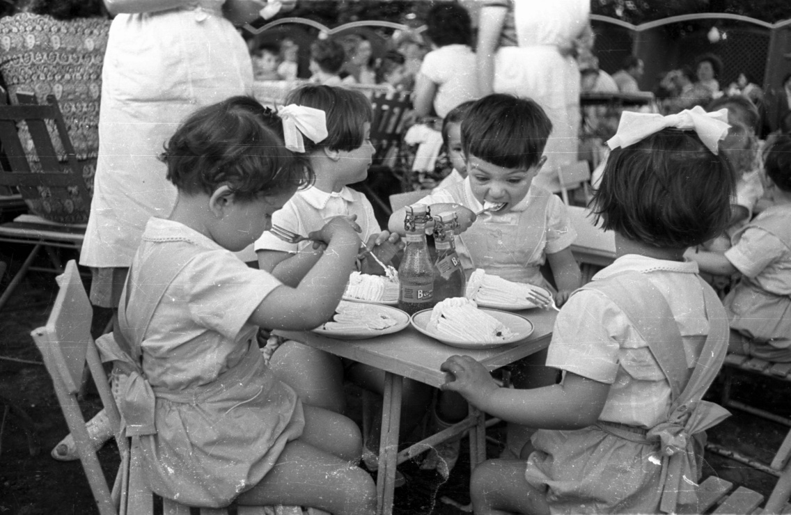 Gyermeknapi rendezvény a Casino kerthelyiségében, 1958