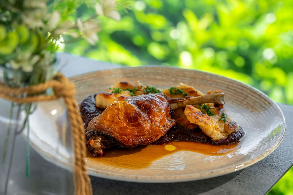 A vendégek egyik kedvence a kacsacomb lilakáposzta-krémmel