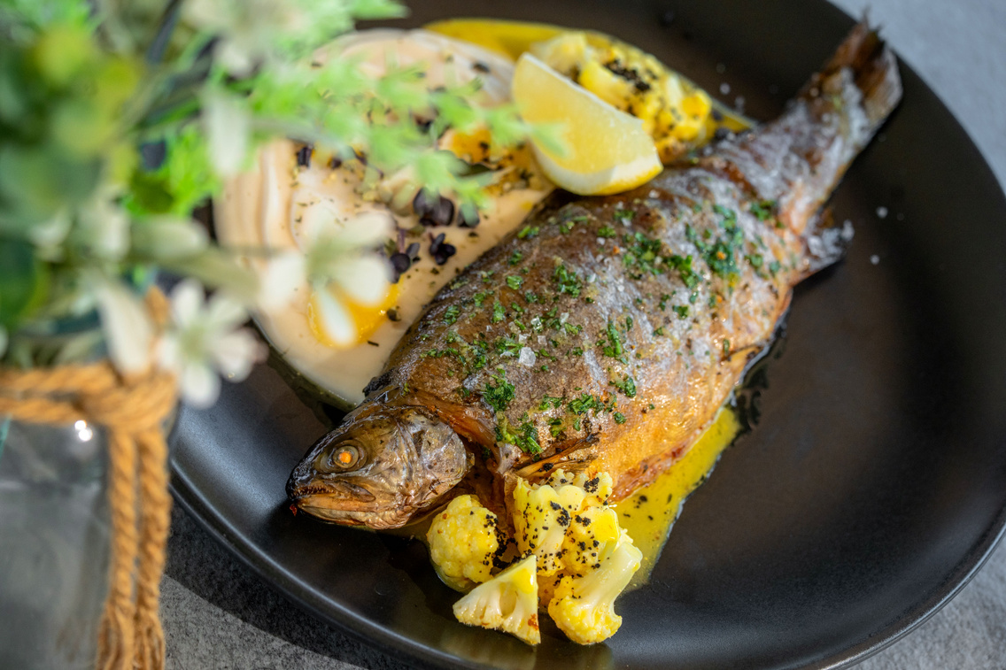 Egészben sült pisztráng citrusos karfiolvariációkkal