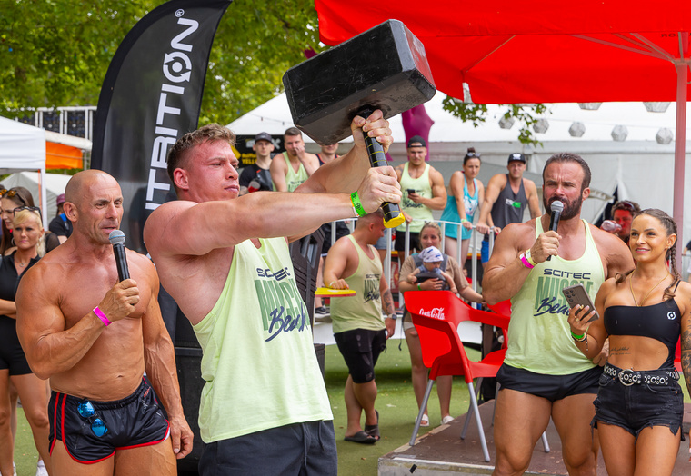 A kalapácsemelő challenge-n sokan kipróbálták magukat. (Fotó: Rita Szilveszter)