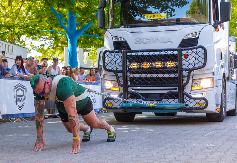 Idén is sokan voltak kíváncsiak a kamionhúzásra. (Fotó: Szilveszter Zoltán)