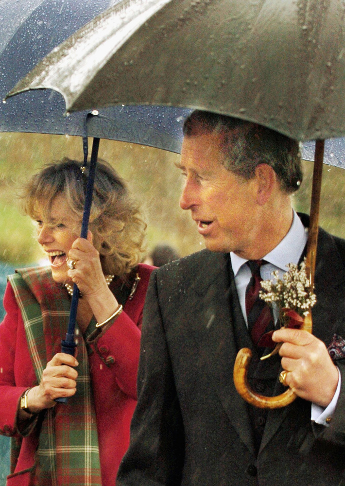 Kamilla királyné is jelen voltAnnak ellenére, hogy Károly királyt és Kamilla királynét korábban gyengéd szálak fűzték egymáshoz, az utóbbi mégis meghívást kapott a királyi esküvőre, valószínűleg férje, Andrew Parker Bowles hivatalos szerepe miatt