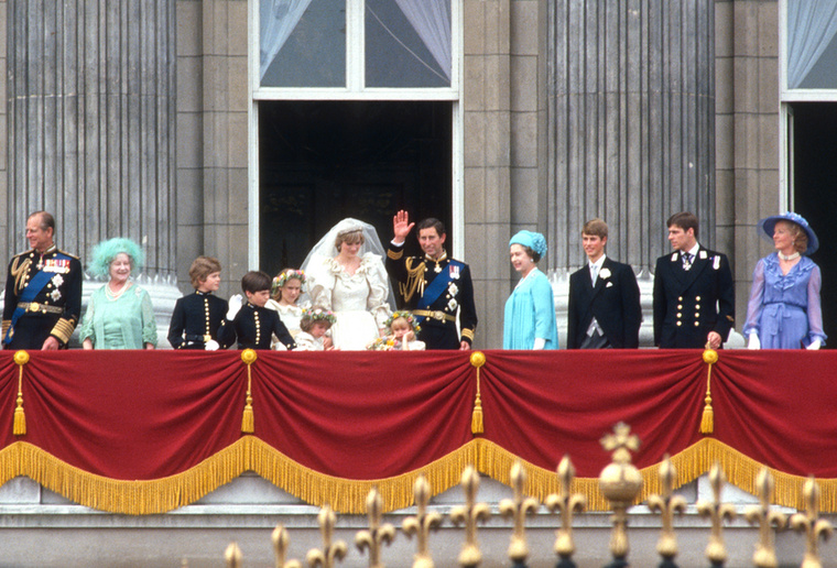 Volt némi esküvői izgalomDiana hercegné annyira ideges volt, hogy miközben az esküjét mondta véletlenül Fülöp Károlynak szólította a jövendőbeli férjét a Károly Fülöp helyett.&nbsp;
