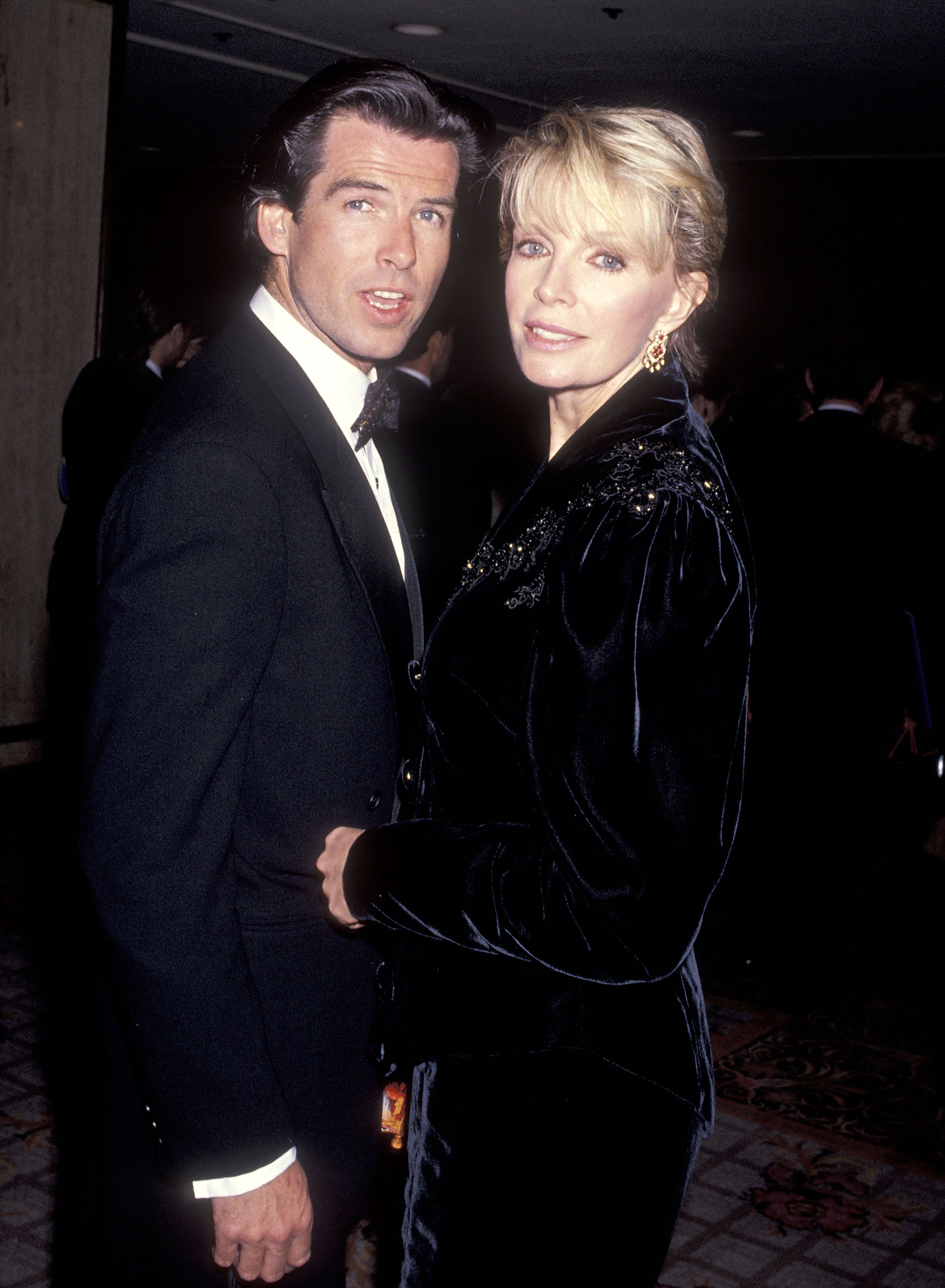 Pierce Brosnan és felesége, Cassandra Harris 1991 februárjában egy jótékonysági divatgálán jelentek meg Kaliforniában.