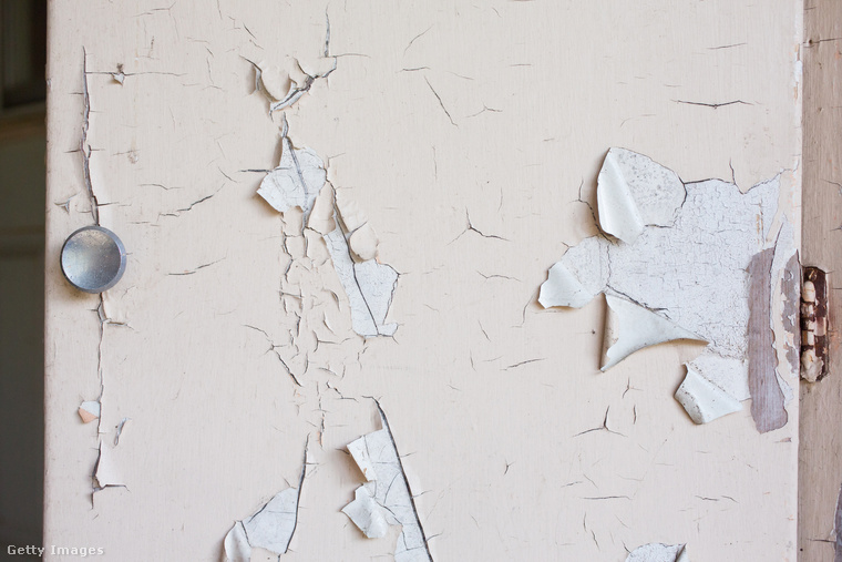 Mindenhol volt ólom – festékben, benzinben, játékban&nbsp;Az amerikai otthonokat ólomfestékkel mázolták ki, amit a gyerekek gyakran lekapargattak és megettek – halálos következményekkel járt