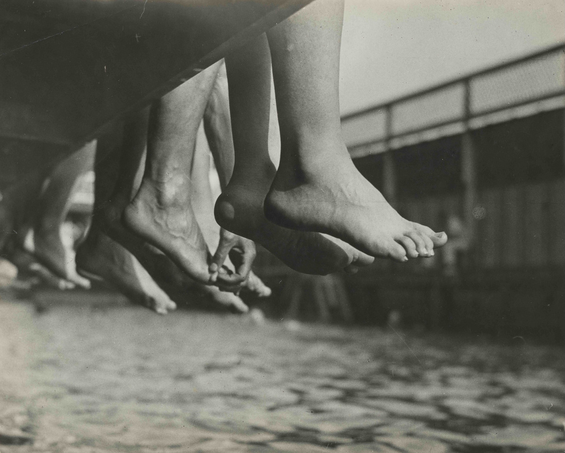 Mezítlábak egy medence fölött sorakozva, 1935 körül