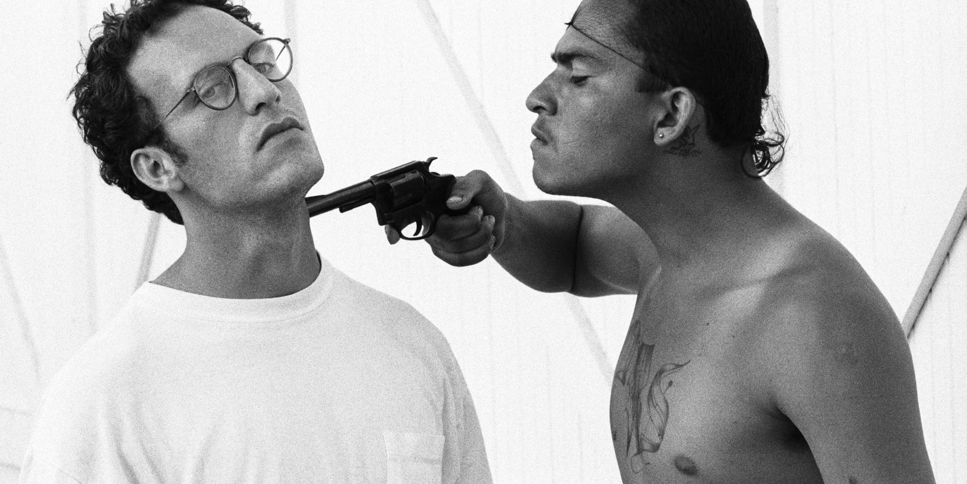 Robert Yager Muertóval, aki játékosan pisztolyt szorít a fotós nyakához a fénykép kedvéért, 1992 körül