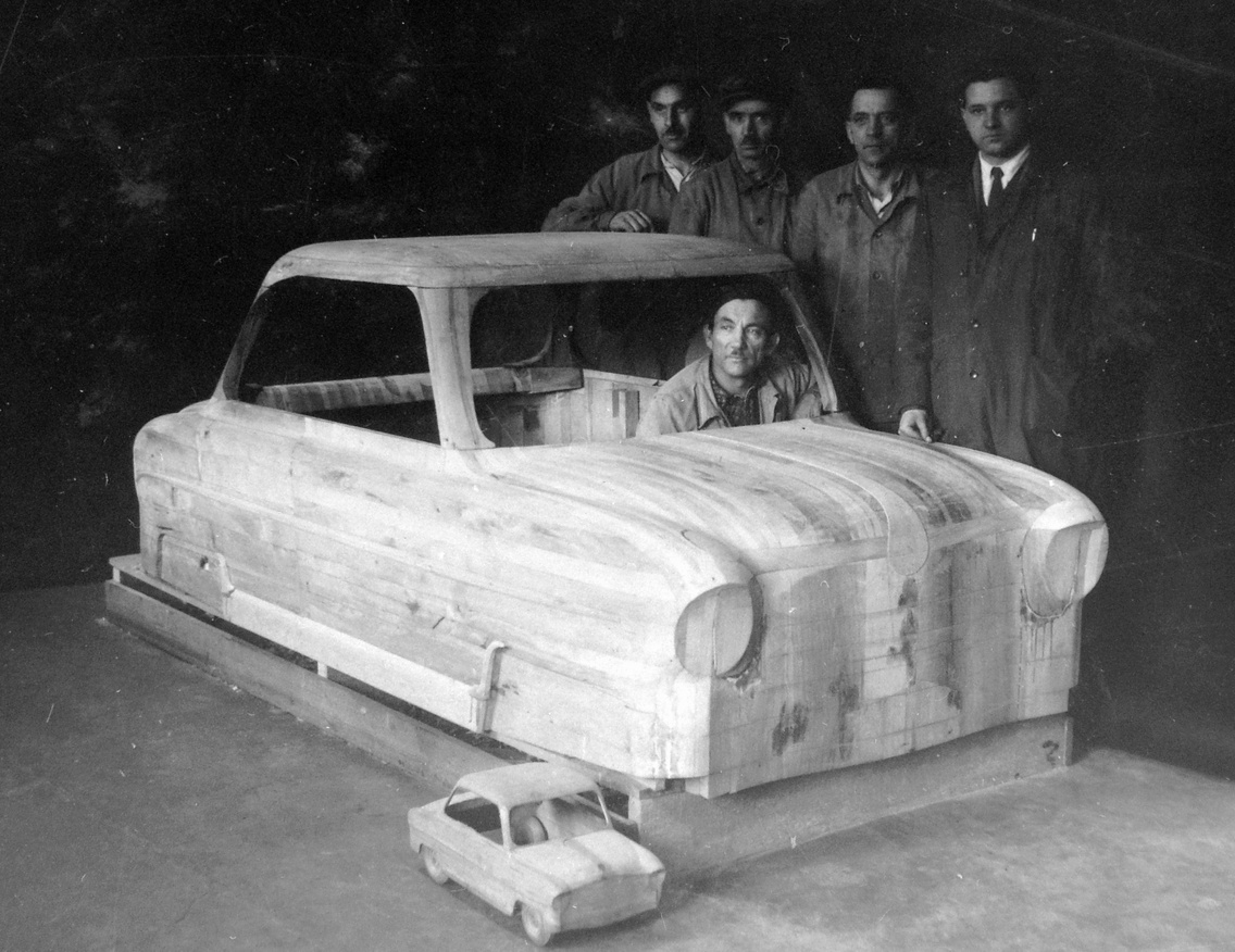 Székesfehérvári Motorjavító Vállalat, az Alba Regia törpeautó fából készült makettje. A felvételen a makett készítői, jobb szélen az autó tervezője áll, 1956