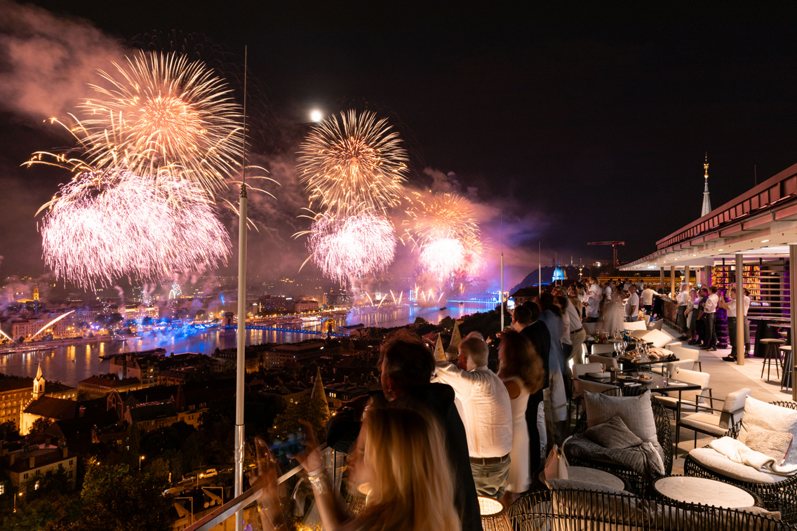 (Photo: White Raven Skybar & Lounge)