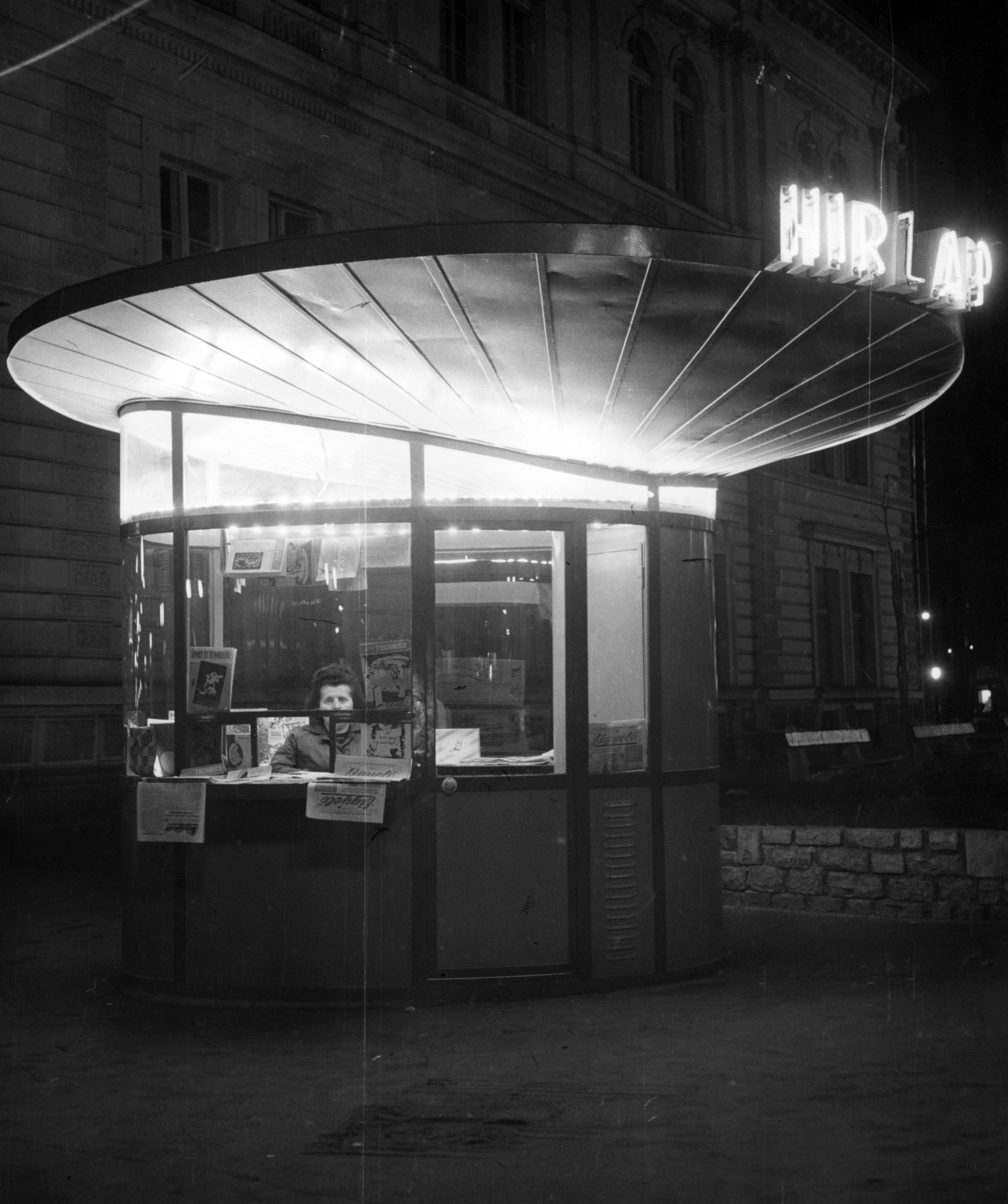 Hírlapárus a Nyugatinál