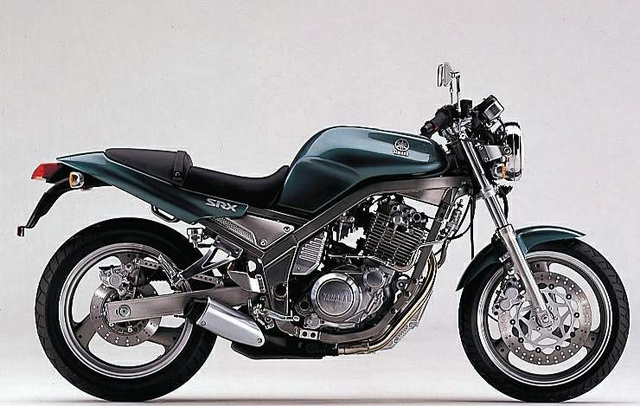 Yamaha SRX400 a japán belpiacról. A képen a 3VN modellkódú második kiadás látható. Blokkja a Yamaha SR utáni generációs négyszelepese. 33 lóerős, van alatta normális futómű, bár ebből soha nem lesz akkora ikon, mint az SR-ből. Viszont ahogy emlékszem, jó volt vele motorozni