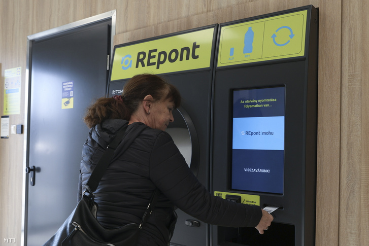 A MOHU új típusú tesztelés alatt álló visszaváltó automatája Pilisvörösváron 2025. március 4-én