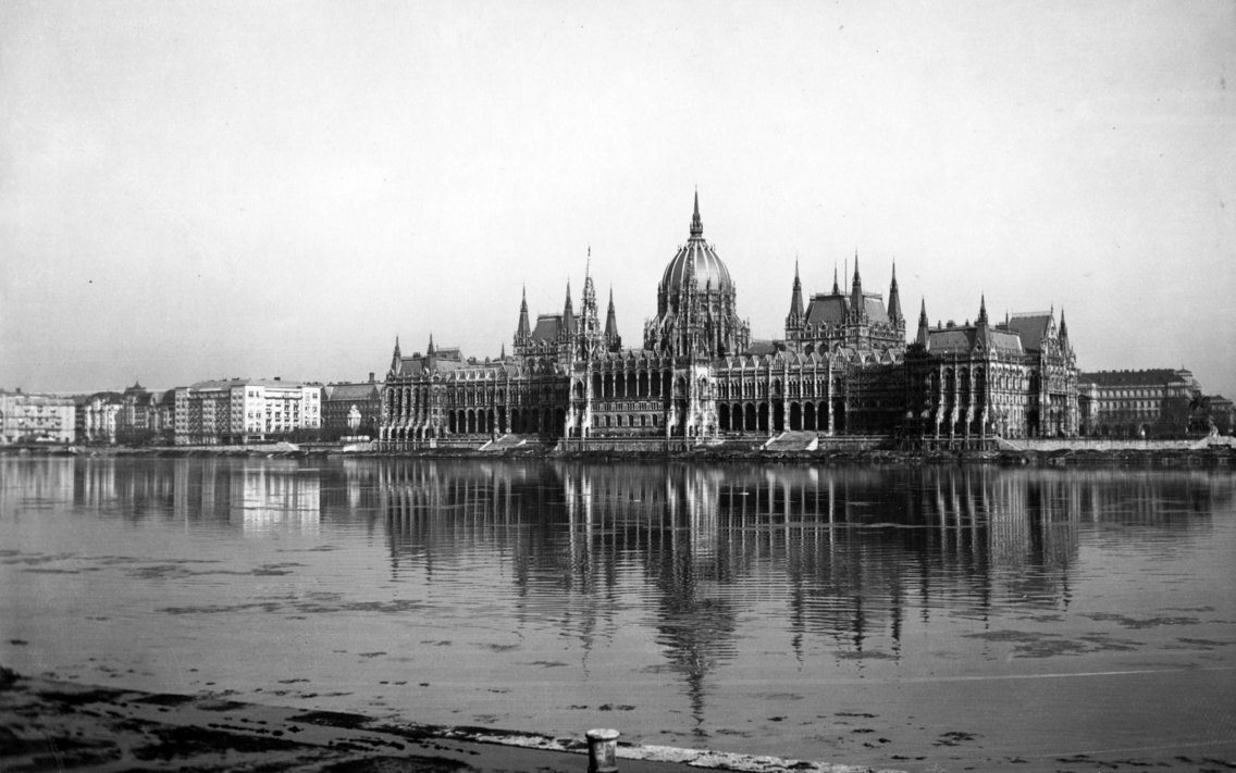 Carl Lutzot természetesen a Parlament is lenyűgözte (1942)